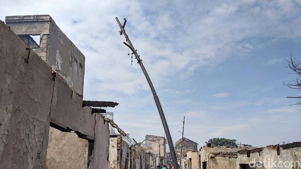 Bukti Panasnya Kebakaran Duri Tambora, Tiang Listrik Bengkok