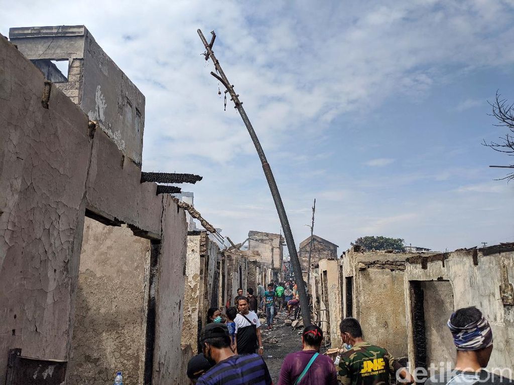 Bukti Panasnya Kebakaran Duri Tambora, Tiang Listrik Bengkok Bukti Panasnya Kebakaran Duri Tambora, Tiang Listrik Bengkok