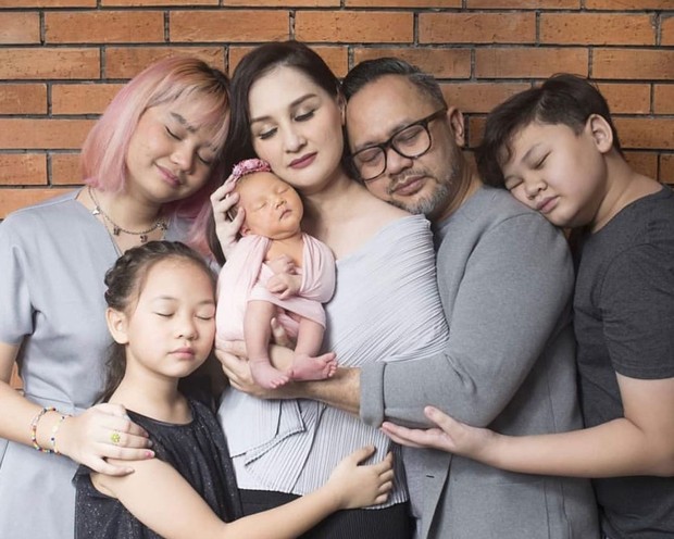 Kelahiran anak keempat melengkapi kebahagian keluarga mona ratuliu