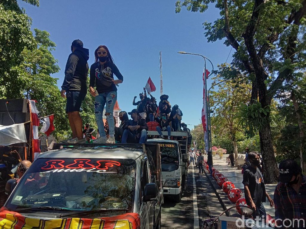 Pemkot Surabaya Dikepung Mobil Sound System Pemkot Surabaya Dikepung Mobil Sound System