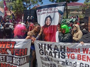 Ada Iklan Nikah Gratis dalam Demo Pekerja Seni Surabaya Ada Iklan Nikah Gratis dalam Demo Pekerja Seni Surabaya
