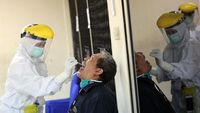 Ekspresi Pekerja Media saat Jalani Tes Swab