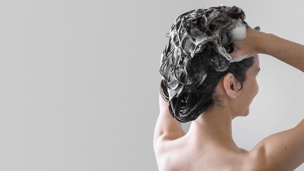 Keramas Setiap Hari/Foto: Freepik.com Keramas setiap hari dapat merusak rambut.