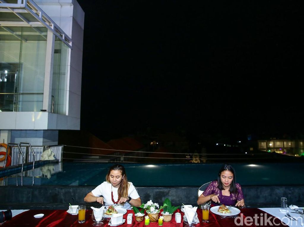 Sensasi Dinner di Pinggir Kolam Renang Hotel Fashion Legian Sensasi Dinner di Pinggir Kolam Renang Hotel Fashion Legian