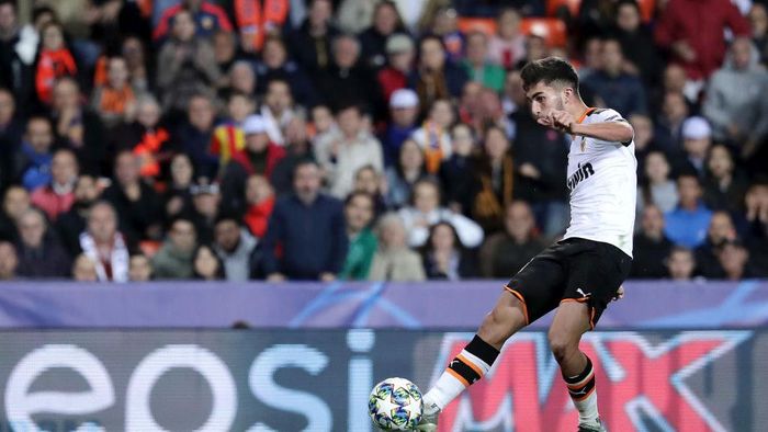 Ferran Torres VALENCIA, SPAIN - NOVEMBER 05: Ferran Torres of Valencia scores his teams fourth goal during the UEFA Champions League group H match between Valencia CF and Lille OSC at Estadio Mestalla on November 05, 2019 in Valencia, Spain. (Photo by Gonzalo Arroyo Moreno/Getty Images)