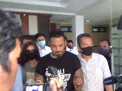 Penampakan Jerinx Ditahan Usai Jadi Tersangka Ujaran Kebencian