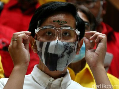 Gaya Gibran Pakai Face Shield Saat Sambangi Kantor Golkar