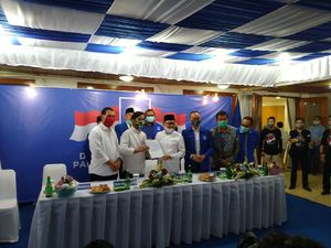 Ketum PAN Serahkan SK Dukung Gibran: Dia Pilihan Terbaik Ketum PAN Serahkan SK Dukung Gibran: Dia Pilihan Terbaik