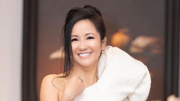 Penyanyi Cantik Ini Dipuji Awet Muda Setelah Pamer Foto Cuci Baju di Ember