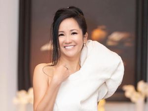 Penyanyi Cantik Ini Dipuji Awet Muda Setelah Pamer Foto Cuci Baju di Ember