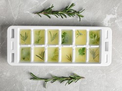 Terobsesi Es Batu, Wanita Ini Pamer 9 Jenis Es Batu di Kulkasnya