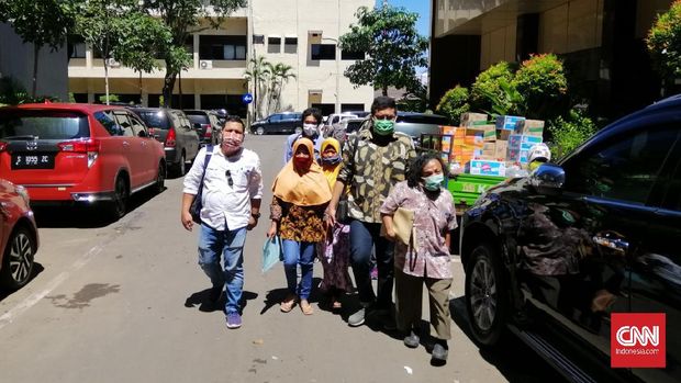 Istri mendiang Salim Kancil, Tijah dan anaknya, Ike Nurlia, kembali mendatangi Mapolda Jawa Timur, Surabaya. Keduanya akan diperiksa sebagai saksi kasus dugaan pencemaran nama baik seorang pengusaha tambak udang di Lumajang.