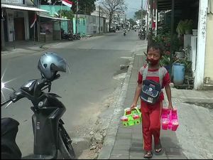 Kisah Jafar Bocah Asal Sumedang yang Rela Berjualan Demi Bantu Ortu