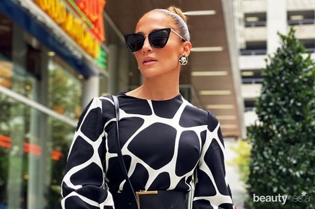rahasia awet muda Jennifer Lopez di antaranya yaitu melindungi kulit dari paparan sinar matahari dengan menggunakan produk yang mengandung SPF