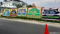 Karangan Bunga Hiasi Rumah Duka Staf KPU Yahukimo yang Dibunuh OTK