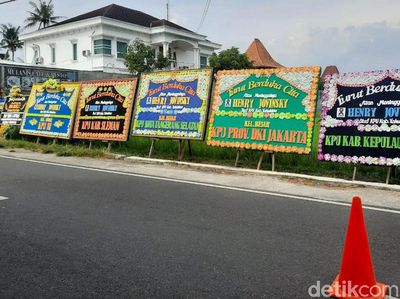Karangan Bunga Hiasi Rumah Duka Staf KPU Yahukimo yang Dibunuh OTK