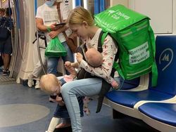 Kisah Viral Ibu 19 Tahun, Jadi Tukang Antar Makanan Sambil Bawa 2 Anak