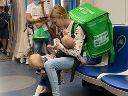 Kisah Viral Ibu 19 Tahun, Jadi Tukang Antar Makanan Sambil Bawa 2 Anak