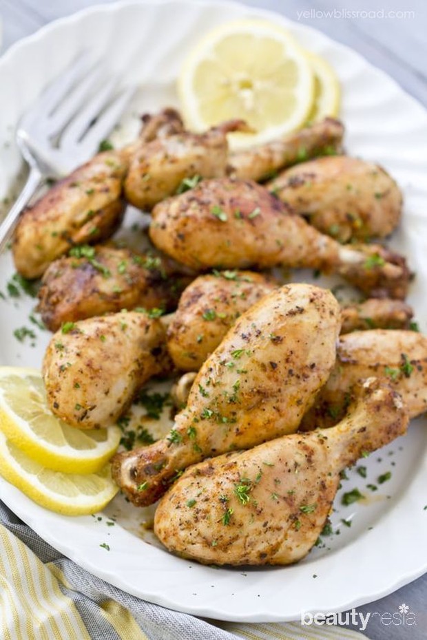 Lemon garlic chicken drumsticks/pinterest.com/kristinmaxwell Pilih daging ayam bagian paha untuk mepersingkat waktu memasak.