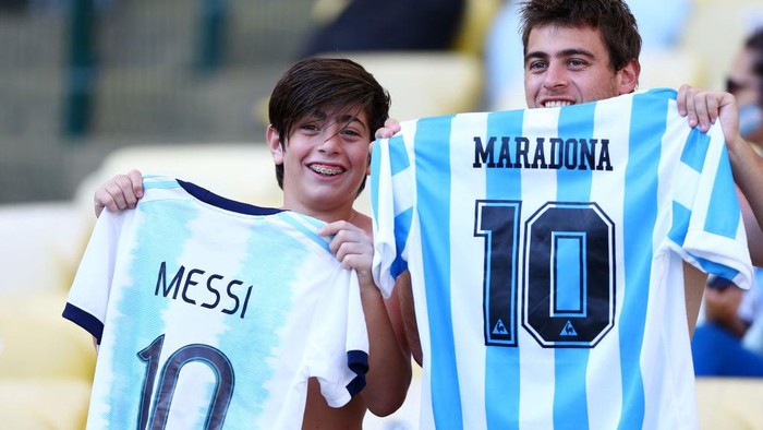 RIO DE JANEIRO, BRAZIL - JUNE 28: Fans of Argentina show jerseys from Lionel Messi and Diego Maradona prior to the Copa America Brazil 2019 quarterfinal match between Argentina and Venezuela at Maracana Stadium on June 28, 2019 in Rio de Janeiro, Brazil. (Photo by Lucas Uebel/Getty Images)