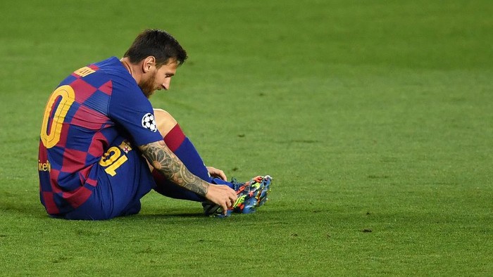BARCELONA, SPAIN - AUGUST 08: Lionel Messi of Barcelona 
 adjusts his boots during the UEFA Champions League round of 16 second leg match between FC Barcelona and SSC Napoli at Camp Nou on August 08, 2020 in Barcelona, Spain.  (Photo by David Ramos/Getty Images)
