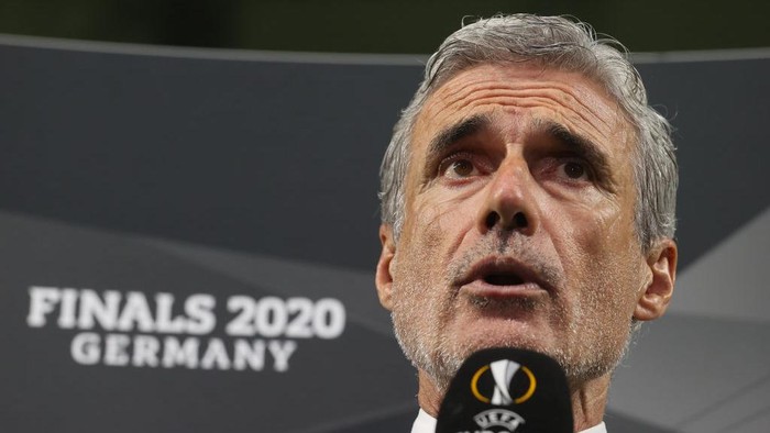 GELSENKIRCHEN, GERMANY - AUGUST 11: Luis Castro, Head Coach of Shakhtar Donetsk talks to the media following the UEFA Europa League Quarter Final between Shakhtar Donetsk and FC Basel at Veltins-Arena on August 11, 2020 in Gelsenkirchen, Germany. (Photo by Wolfgang Rattay/Pool via Getty Images)