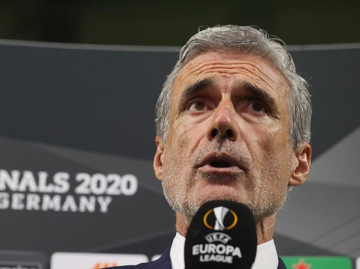 GELSENKIRCHEN, GERMANY - AUGUST 11: Luis Castro, Head Coach of Shakhtar Donetsk talks to the media following the UEFA Europa League Quarter Final between Shakhtar Donetsk and FC Basel at Veltins-Arena on August 11, 2020 in Gelsenkirchen, Germany. (Photo by Wolfgang Rattay/Pool via Getty Images)
