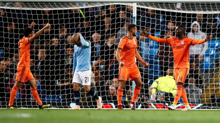 MANCHESTER, ENGLAND - SEPTEMBER 19: David Silva of Manchester City looks dejected as Pape Cheikh Diop of Lyon celebrates the final whistle during the Group F match of the UEFA Champions League between Manchester City and Olympique Lyonnais at Etihad Stadium on September 19, 2018 in Manchester, United Kingdom.  (Photo by Julian Finney/Getty Images)