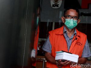 KPK Eksekusi Eks Dirut PT DI ke Lapas Sukamiskin KPK Eksekusi Eks Dirut PT DI ke Lapas Sukamiskin