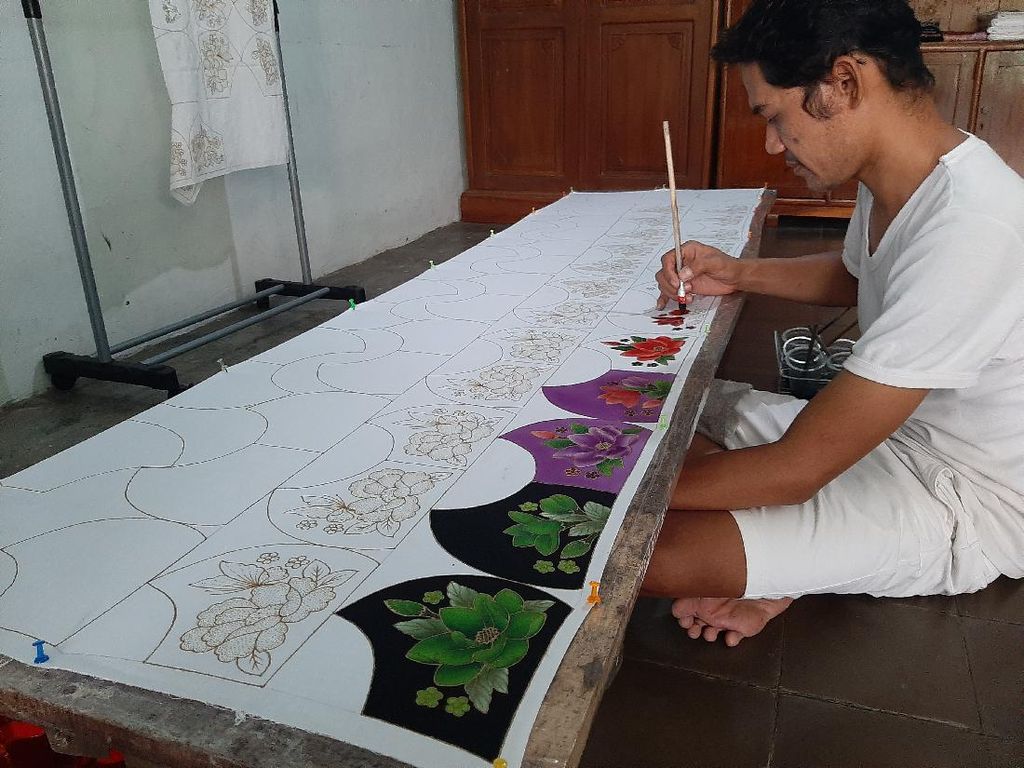 Strategi Pengusaha Batik Bertahan di Tengah Pandemi: Jual Masker dan Daster Strategi Pengusaha Batik Bertahan di Tengah Pandemi: Jual Masker dan Daster