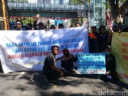 Massa Pekerja Seni dan Komunitas Bazar Mulai Berdatangan di Grahadi