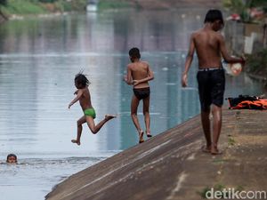 Melihat Aksi Para Penakluk Ciliwung Melihat Aksi Para Penakluk Ciliwung