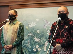 Tito ke Kantor Teten, Bahas UMKM hingga PKK Bagi-bagi Masker