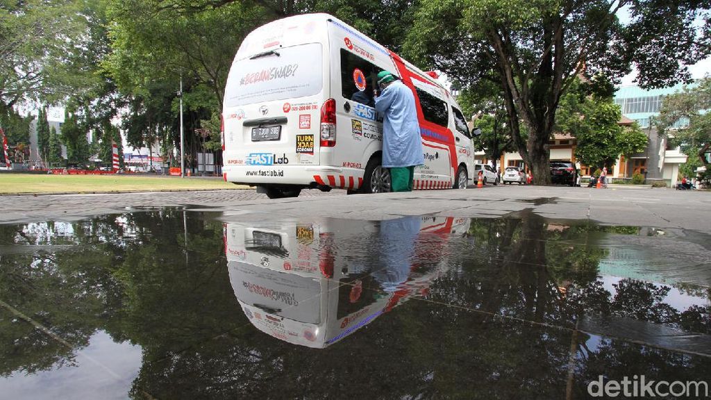 Mobil Lab PCR Jadi Andalan Pemkot Solo untuk Tes Swab Mobil Lab PCR Jadi Andalan Pemkot Solo untuk Tes Swab