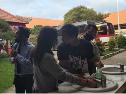 Momen Jerinx Cuci Tangan-Pelukan dengan Istri Sebelum Ditahan