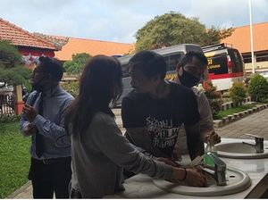 Momen Jerinx Cuci Tangan-Pelukan dengan Istri Sebelum Ditahan Momen Jerinx Cuci Tangan-Pelukan dengan Istri Sebelum Ditahan