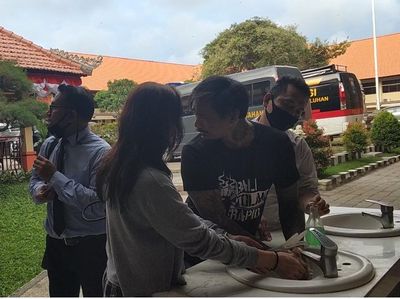 Momen Jerinx Cuci Tangan-Pelukan dengan Istri Sebelum Ditahan