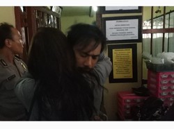 Emot Babi Ikut Antar Jerinx ke Tahanan Polisi