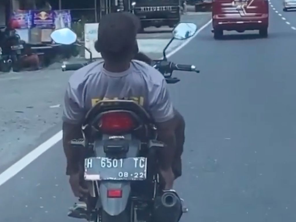 Pakai Kaus Polisi, Pengendara Motor Berakrobat di Jalan Raya Tanpa Helm Pakai Kaus Polisi, Pengendara Motor Berakrobat di Jalan Raya Tanpa Helm