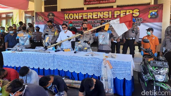 Bendera Merah Putih Berbercak Darah Disita dari Kasus Perusakan Oknum PSHT Bendera Merah Putih Berbercak Darah Disita dari Kasus Perusakan Oknum PSHT