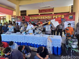 Bendera Merah Putih Berbercak Darah Disita dari Kasus Perusakan Oknum PSHT Bendera Merah Putih Berbercak Darah Disita dari Kasus Perusakan Oknum PSHT