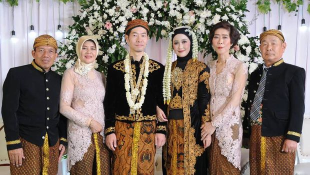 Pakaian Orang Tua Pengantin Adat Jawa - Kain Tradisional Batik Jawa Barat Yang Dikenakan Pengantin Dalam Pernikahan Adat Sunda Pasundan Selain Be Pakaian Pernikahan Pernikahan Pakaian Pengantin Pria / Pakaian adat sendiri biasanya erat dikaitkan dengan wilayah geografis maupun periode waktu dalam sejarah.