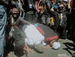 Hajatan Tak Dilarang, Pekerja Seni Surabaya Nangis Haru hingga Sujud Syukur
