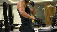 Kalau striker Real Madrid, Karim Benzema malah asyik berolahraga di masa liburan. Biar makin kuat di musim depan ya? (Instagram)
