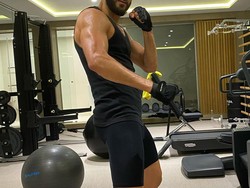 Kalau striker Real Madrid, Karim Benzema malah asyik berolahraga di masa liburan. Biar makin kuat di musim depan ya? (Instagram)