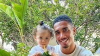 Chris Smalling, bek MU yang beres dari masa peminjaman ke AS Roma baru saja liburan di Sardinia, kawasan pesisir yang cantik di Italia (Instagram)