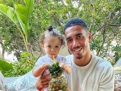 Chris Smalling, bek MU yang beres dari masa peminjaman ke AS Roma baru saja liburan di Sardinia, kawasan pesisir yang cantik di Italia (Instagram)
