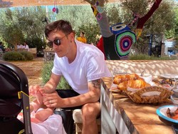 Pemain Arsenal, Mesut Oezil memilih liburan bersama keluarga. Apakah lokasinya di Turki? (Instagram)