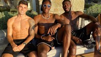 Striker Chelsea, Tammy Abraham (tengah) bersama rekan setimnya yakni Christian Pulisic dan Fikayo Tomori lagi liburan di destinasi wisata Mykonos di Yunani (Instagram)