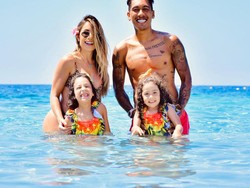 Pemain Liverpool, Roberto Firmino pun sudah berlibur ke pantai bersama keluarganya (Instagram)